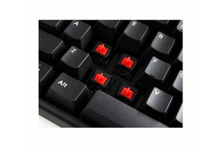 軽いタッチの「赤軸キー」搭載などPCゲームユーザー向きキーボード 画像