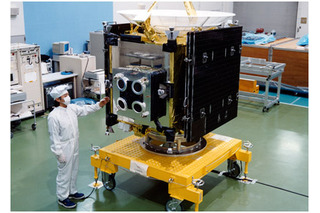NEC、米国での人工衛星向けイオンエンジン動作試験に成功 画像