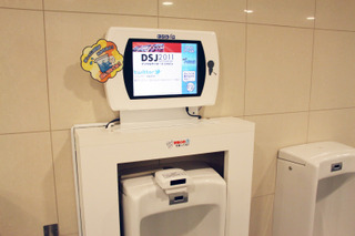 【Interop Tokyo 2011（Vol.13）】会場のトイレでびっくり！？――セガがゲーム機「トイレッツ」を設置 画像