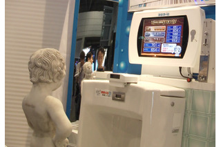 【Interop Tokyo 2011（Vol.17）：動画】セガが目をつけたサイネージビジネスの穴場は“トイレ”だった 画像