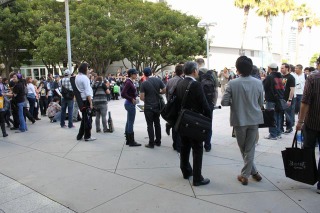 【E3 2011】閉幕後の会場前、みんなで3DSの画面を覗き込んで・・・  画像