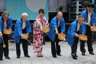 東京のビジネスエリアで打ち水 画像