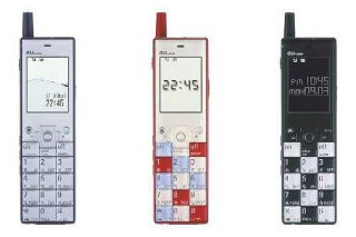 通信方式が3Gならデザインも新世代なものを？ auがデザイナーと協力して携帯電話「INFOBAR 」を発売 画像