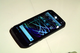 au2011年秋冬モデル モトローラ「PHOTON」……クレイドルでAndroid PCとして利用可能 画像