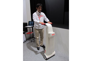 【CEATEC 2011（Vol.16）】ムラタセイサク君の技術を電動歩行アシストカーに応用……村田製作所 画像