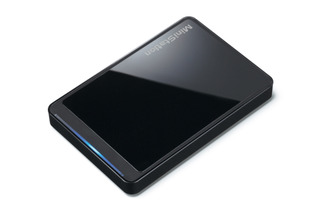 バッファロー、テレビの背面に二段重ねで取り付けられる外付けポータブルHDD 画像