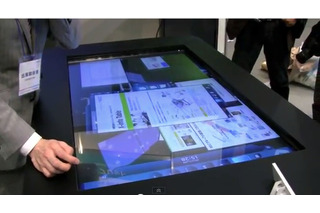 【NEC iEXPO 2011（vol.7）】超巨大！ 机一面がディスプレイの52インチタブレット「X-info Table」   画像