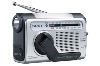 ソニー、手回し充電で駆動する携帯ラジオ……携帯電話・スマホの充電も可 画像