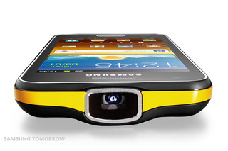 【MWC 2012（Vol.14）】プロジェクタ機能付きスマートフォン、サムスンが発表 画像