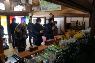 東日本大震災復興へ切実な願い……GACKTが川崎麻世らと被災地で献花  画像