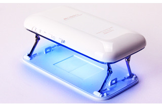 肌にやさしいジェルネイル用LEDライト「ROSSO」、日本で先行発売開始 画像