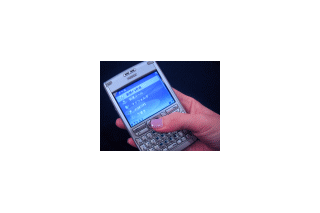 フルキーボードを搭載したストレート型スマートフォン「Nokia E61」が国内展開 画像