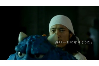 松山ケンイチ扮する怪獣に無数のご当地ヒーローが！ 森永「ウイダー ALL CHARGE」新CM  画像