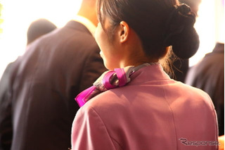 日本航空の客室乗務員にピンクのスカーフ…乳がん早期発見啓発キャンペーン 画像