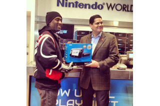 先頭のユーザーには米国任天堂社長が手渡し、Wii U北米発売を迎える  画像