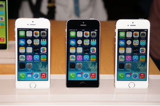 「iPhone 5s/5c」タッチ&トライ！どちらを選ぶ？ 画像