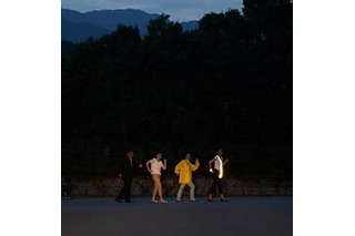 夕暮れ時の視認性、見えやすいのは白と黄色…おもいやりライト運動事務局 画像