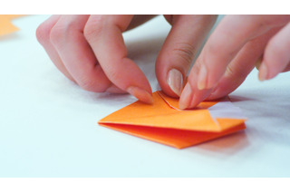 折り紙でオフィスを創る!?　コニカミノルタのブランドムービーで“折り方解説”も 画像