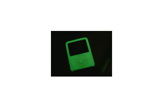 iPodが暗闇で光る！　ブライトンネット、蓄光タイプの第3世代iPod nano専用シリコンケース 画像