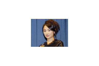 【第20回東京国際映画祭】美少女・林丹丹がチャイナドレスで花束贈呈 画像