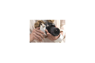 オリンパス、デジタル一眼レフカメラ「E-410」の本革ケース3色を限定販売 画像