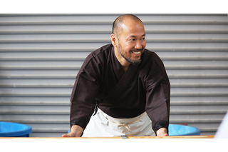 井上雄彦、伝統文化を体験し「腰が痛い…」　ギネス超えの“巨大和紙”作りに挑戦！ 画像