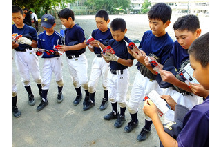 野球少年は「PLAY BALL 2014」手帳に夢中……地域スポーツを応援するマクドナルド 画像