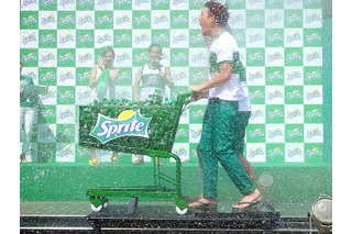 ズブ濡れの水沢アリー「何滴か飲んじゃった」……スプラッシュカート体験 画像