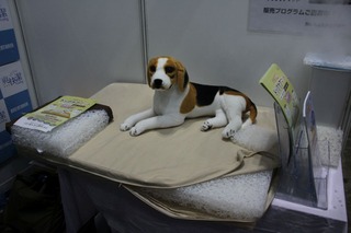 【Interpets 2014 Vol.21】近江化成工業、老犬の床ずれ防止のためのドッグケアマット 画像