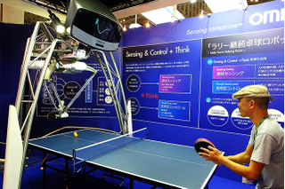 【CEATEC 2014 Vol.6】オムロンの大型新人「卓球ロボット」……人に優しいセンシング＆コントロール技術［動画］ 画像