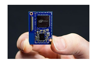 インテルの超小型コンピュータ「Edison」、開発ボードが日本発売 画像