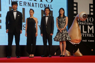 【第27回東京国際映画祭】「ミギー」もタキシードを着て登場！…レッドカーペット 画像