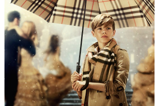 ロンドンを歩く“金髪美少年”は、あの大物の息子！…バーバリーのクリスマスフィルム（動画） 画像