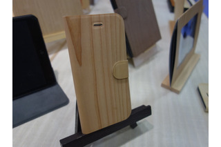 【ギフト・ショー春2015 Vol.7】iPhoneに木のぬくもり！間伐材の極薄木目シートをモバイル製品にも 画像