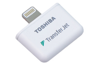 東芝、最大375Mbpsでデータ転送ができるiPhone/iPad向け「TransferJet」アダプタ 画像