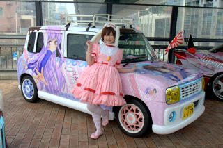 フジテレビ前を痛車が占拠！　レイヤーも集まりお台場騒然 画像