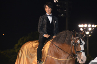 斎藤工、競馬場に騎乗で降臨！　王子様スタイルにファン歓喜 画像