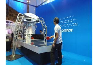 【CEATEC 2015】返球の誤差10cm以内！ オムロンの卓球ロボットがパワーアップ 画像