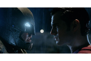 スーパーマンがバットマンのマスクを剥ぎ取る…日本限定の予告編公開 画像