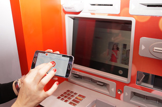 ATMの画面をスマホに置き換える!? 富士通が提案するモバイルバンキングの新コンセプト【MWC 2016 Vol.41】 画像