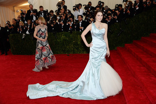 レッドカーペットの主役はトレーンを引くクチュールドレス【2014MET BALL】 画像