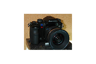 コニカミノルタ、世界初の手ブレ補正機構内蔵デジタル一眼レフカメラ「α-7 DIGITAL」 画像