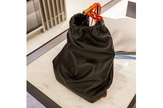 アレキサンダー・ワン、ラグジュアリーな“ゴミ袋”を伊勢丹で発売 画像