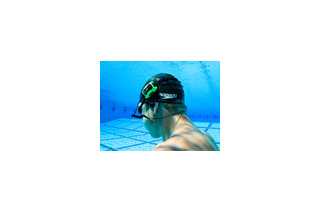 海やプールで泳ぎながら音楽を楽しめる防水機能搭載オーディオプレーヤー 画像