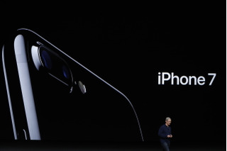 Apple、iPhone 7/7 Plusを発表！発売日は16日…新色ジェットブラック、FeliCa搭載、イヤホンジャック廃止 画像
