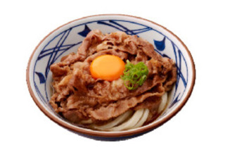 丸亀製麺が「牛すき釜玉うどん」！甘辛い割り下で焼いた牛肉に玉子をのせて 画像