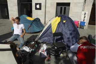 ドイツ・ベルリンではテントを張ってiPhone 7発売待ち！ 画像