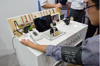 シャープのロボット型スマホ「ロボホン」の“見守り”活用とは 画像