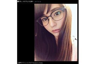 山賀琴子の黒縁めがね姿にファン「眼鏡美女」 画像