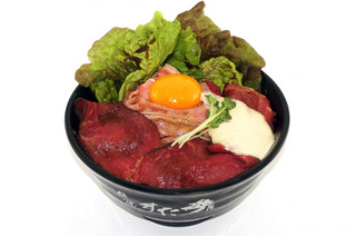 ソースも肉も2種類がミックス！伝説のすた丼屋が「W×Wローストビーフ丼」発売 画像